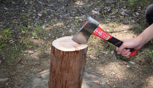 キャンプでの薪割り！鉈・斧のどっちを使うか！